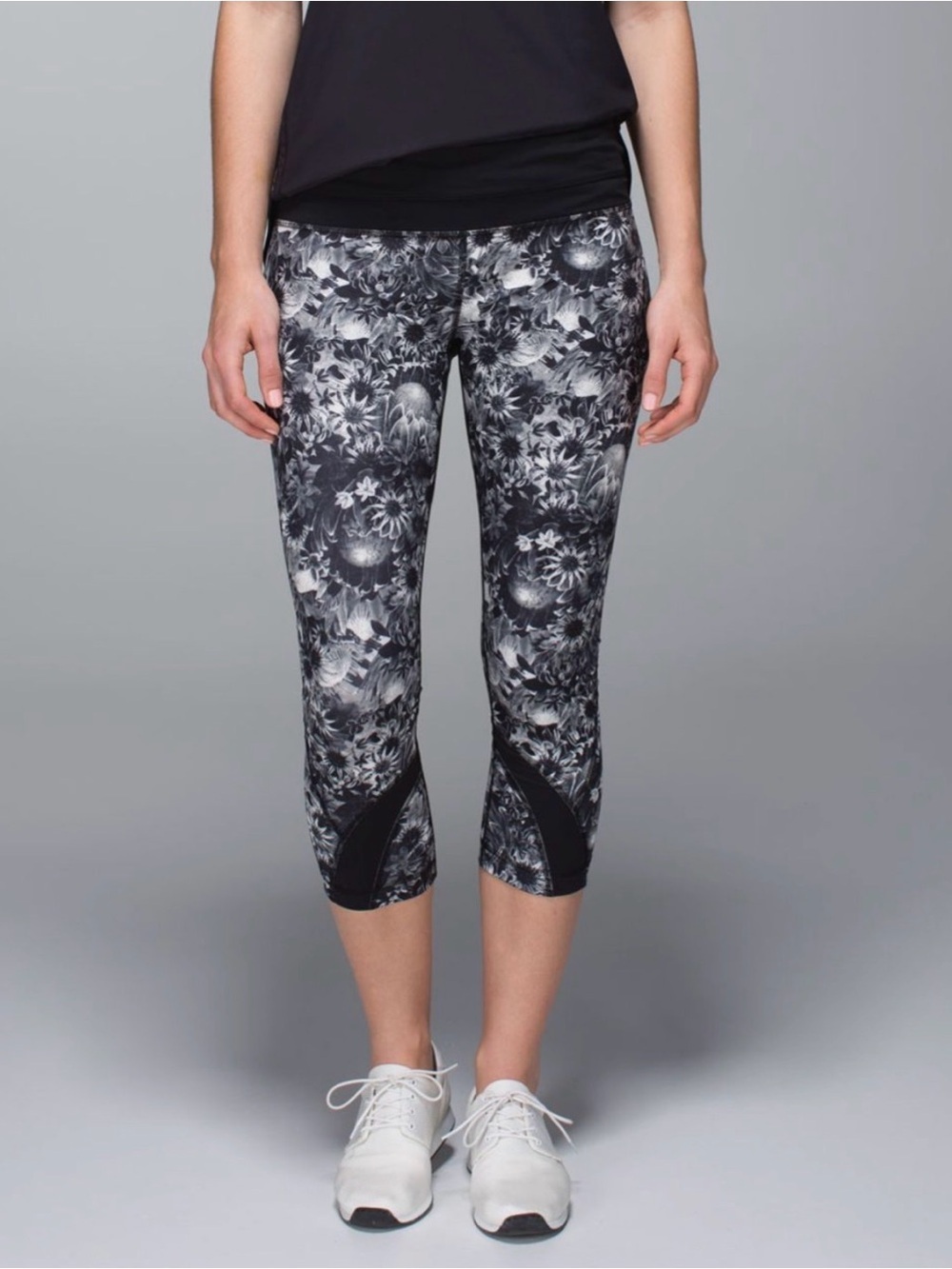 Lululemon Run Inspire Crop II Flowabunga Black Angel Wing Black Leggings Size 6